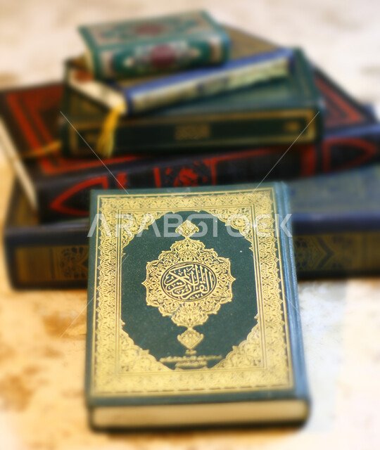 كتاب الله تعالى, مفهوم التمعن بآيات وسور القرآن الكريم, الهداية بنور المصحف الشريف, حفظ و تفسير كلام الله عز وجل, الصلاه والدعاء في المسجد، التضرع والعبادة والتقرب من الله 