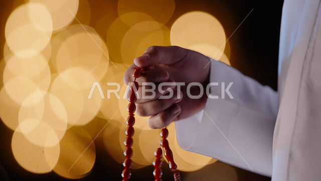  الإجتهاد في العباده و التقرب الى الله في شهر رمضان المبارك, صورة مقربة ليد رجل عربي سعودي خليجي يمسك السبحه, الإكثار من ذكر الله تعالى, الإستغفار والدعاء, إسلاميات وعبادات