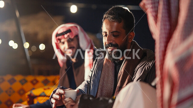حسن  الاستقبال واكرام الضيوف، صوررة مقربه لمجموعة من الاصدقاء العرب الخليجيين السعوديين بايماءات تدل على السعادة، ارتداء ملابس الشتاء الدافئة، حوارات ونقاشات بين الاصدقاء، خيام شعبية في صحاري السعودية، كشتة بر شبابية مسائية، اجواء شتوية ليلية