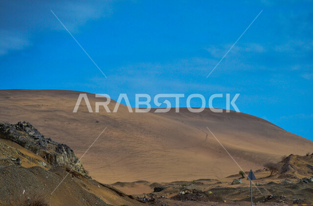 الجبال الوعرة في المملكة العربية السعودية، المناظر الطبيعية و القمم و المرتفعات الجبلية، البيئة الصحراوية و الكثبان الرملية الذهبية، التضاريس الصحراويه في شبه الجزيرة العربيه.