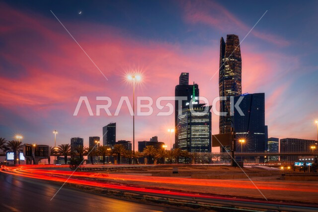 مركز الملك عبدالله المالي (كافد) في الرياض بالمملكة العربية السعودية في وقت غروب الشمس، الأبراج المالية والاقتصادية والمنشأت المعمارية الحديثة، معالم و مناطق سياحية مشهورة، الأبراج وناطحات السحاب و طرق المواصلات في العاصمة الرياض.