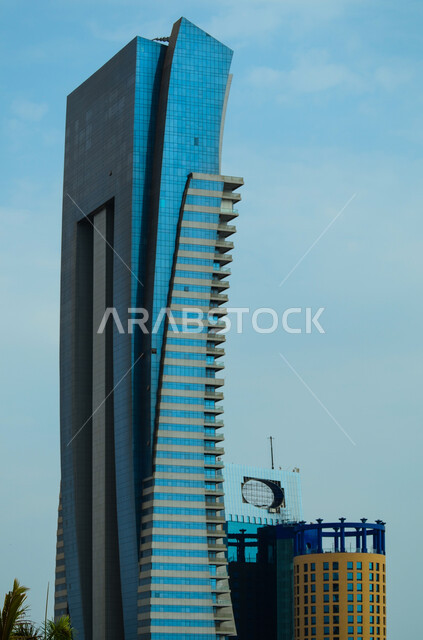 برج الجوهرة المطل على البحر الأحمر، صورة مقربة لبرج داماك في كورنيش الحمراء في جدة، الاطلالة الساحلية للأبراج و ناطحات السحاب و الأبنية السكنية، الواجهة البحرية في مدينة جده في المملكة العربية السعودية, معالم و مناطق سياحية مشهورة.