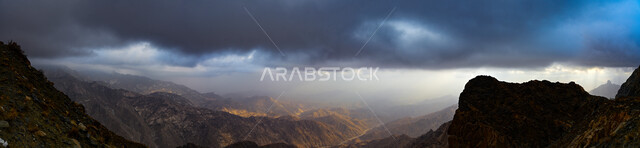 صورة بانورامية للجبال في مدينة الطائف، البيئة و الطبيعة الجبلية في المملكة العربية السعودية، القمم و المرتفعات و التكوينات الصخرية، سحابة مظلمة محملة بالأمطار فوق جبال الطائف، خلفية الطبيعة.