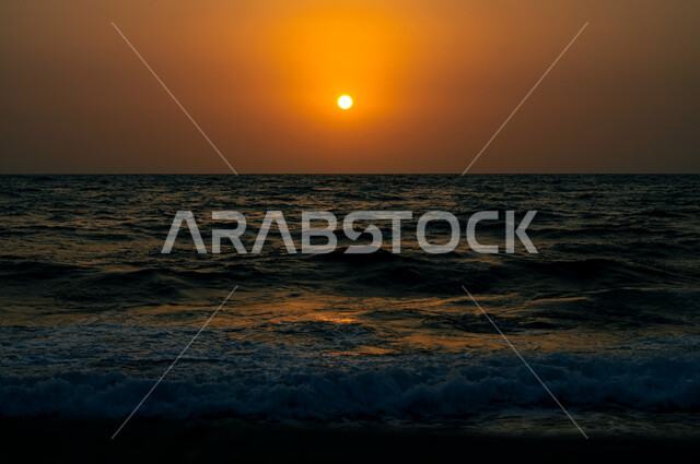 شاطئ السيف في البحر الأحمر في جدة وقت غروب الشمس، البيئة الطبيعيه و الواجهة البحرية في مدينة جده في المملكة العربية السعودية, معالم و مناطق سياحية طبيعية مشهورة، الاطلالة الساحلية للبحر الاحمر.