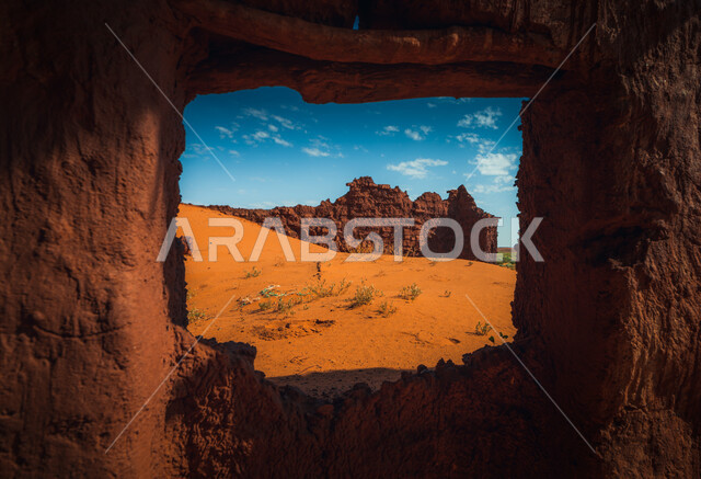 البيوت الطينية الأثرية في المملكة العربية السعودية، منازل حجريه قديمة شعبيه في إحدى القرى التاريخية، معالم سياحية اثرية, مباني عربية مصنوعة من الطوب و الطين، البيئة و الطبيعة الصحراوية. 