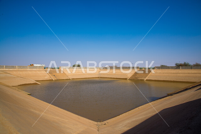 الفن الهندسي المعماري المتميز, معالم ومناطق أثرية تاريخيه قديمة سياحية مشهورة , بركة زبيدة في وادي العقيق على طريق مكة المكرمة في المملكة العربية السعودية, مدرجات عريضة للوصول الى المياه, خلفية الطبيعه