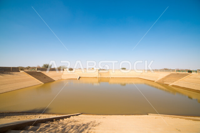 معالم ومناطق أثرية تاريخيه قديمة سياحية مشهورة , بركة زبيدة في وادي العقيق على طريق مكة المكرمة في المملكة العربية السعودية, الفن الهندسي المعماري المتميز, مدرجات عريضة للوصول الى المياه, خلفية الطبيعه