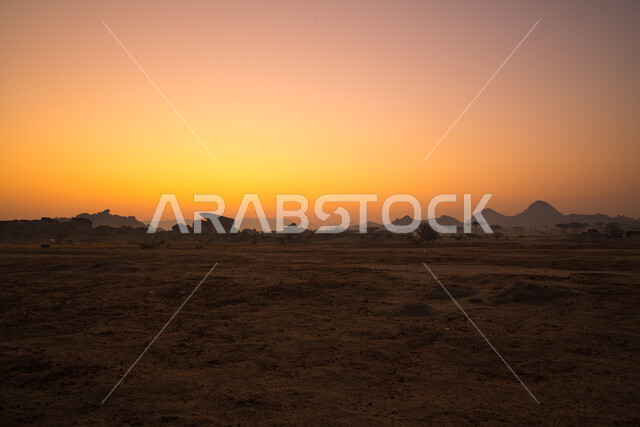 النباتات و الاعشاب البرية ،القمم والمرتفعات الجبلية وقت غروب الشمس, الهضاب و التلال في المناطق الجبلية, الطريق البري بين المملكه وقطر، المناظر الصحراويه والطبيعه الجبليه والكثبان الرمليه على طريق سلوى في المملكة العربية السعودية، خلفية الطبيعه