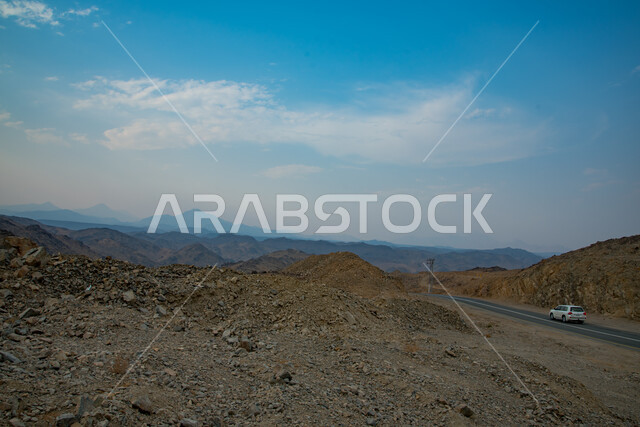 وسائل المواصلات والنقل، القمم والمرتفعات الجبلية على الطريق البري بين المملكه وقطر، مناظر طبيعيه في المناطق الصحراوية والكثبان الرمليه على طريق سلوى في المملكة العربية السعودية، التلال والهضاب في المناطق الجبلية, الشوارع والطرقات المعبدة، خلفية الطبيعه