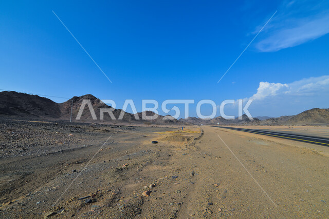 القمم والمرتفعات الجبلية، الطريق البري بين المملكه وقطر، مناظر طبيعيه في المناطق الصحراوية والكثبان الرمليه على طريق سلوى في المملكة العربية السعودية، التلال والهضاب في المناطق الجبلية, الشوارع والطرقات المعبدة، خلفية الطبيعه