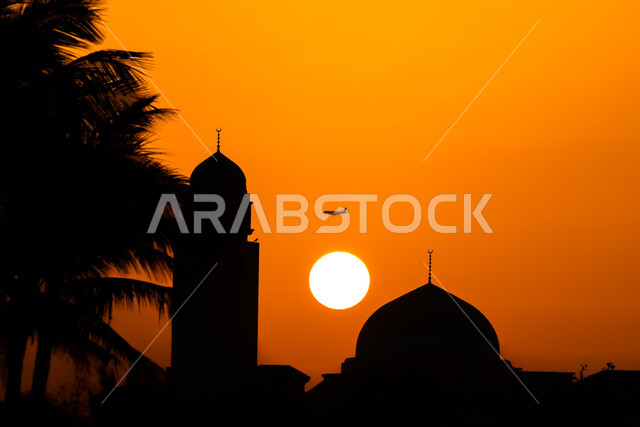 صورة ظلية لقبة ومئذنة مسجد وقت غروب الشمس في مدينه جدة في المملكة العربية السعودية, التشجير وزراعه النخيل, اسلاميات وعبادة, دعوة المسلمين الى الصلاة, العبادة والتقرب الى الله .