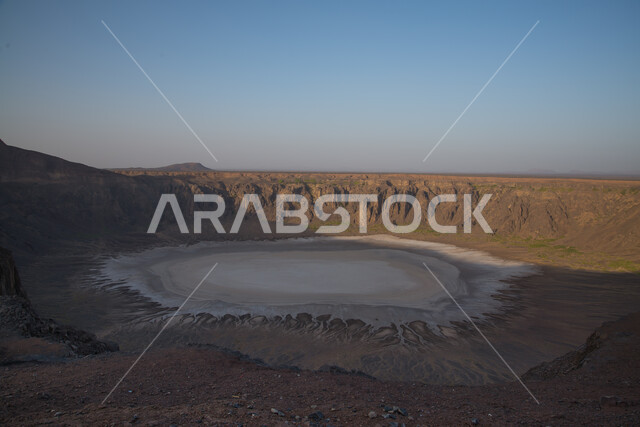 معالم ومناطق سياحية تاريخية أثرية مشهورة، فوهة الوعبة ( مقلع طمية ) في مدينة الطائف في المملكة العربية السعودية وقت شروق الشمس، الحمم البركانية على منحدر حفرة فوهة الوعبة، الجبال والمرتفعات الصخرية الطبيعية، خلفية الطبيعه