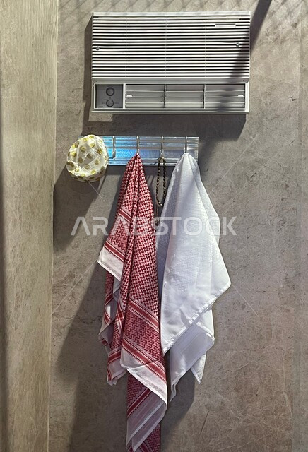 تاريخ و حضارة سعودية أصيله، صورة مقربة  لمكيف هواء جداري على الطراز القديم في البيوت الشعبيه،  الغتره والشماغ المعلق على الجدار, الزي السعودي الشعبي التقليدي، مقطتفات من المنازل الخليجية القديمة، أنتيكا من زمن الطيبين  