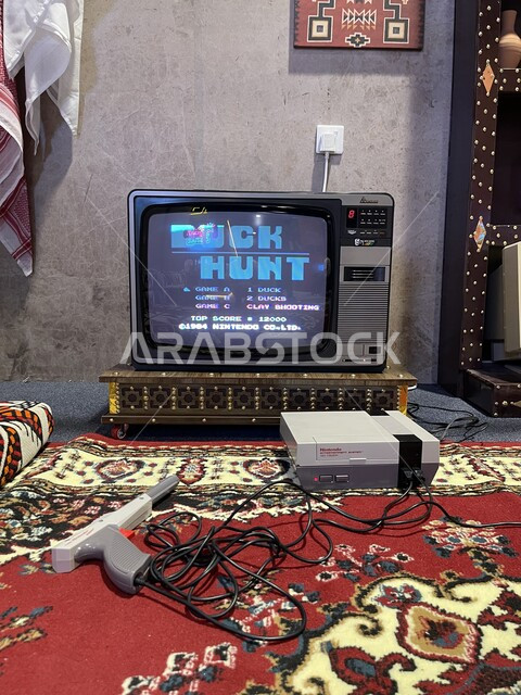 لعبة صائد البط مع الأدوات الخاصة، جهاز العاب كمبيوتر العائلة القديم، جلسات أيام زمان في البيوت الخليجية، التحدي و اللعب و الترفيه، غرفة المعيشة النمطية قديما، معلقات جدارية في منازل السعوديه،  جيمز عائلية مسلية، مجلس وأثاث عربي شعبي قديم 