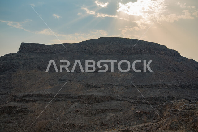 التكوينات والتشكيلات الصخرية، المناظر الصحراويه والطبيعه الجبليه  في المملكة العربية السعودية, الحجارة الصخرية و التلال والهضاب في المناطق الجبلية, خلفية الطبيعه