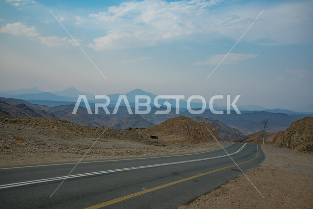 المرتفعات و القمم الجبلية، مناظر طبيعيه في المناطق الصحراوية والكثبان الرمليه  في المملكة العربية السعودية، التلال والهضاب في المناطق الجبلية, الشوارع والطرقات المعبدة، خلفية الطبيعه