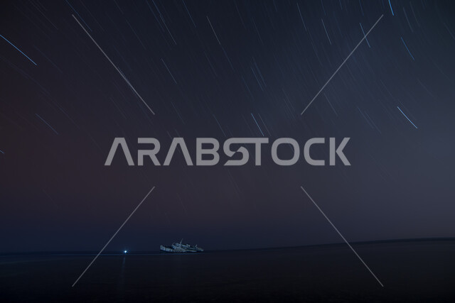 هطول الامطار ليلا فوق السفينة الغارقة على شواطئ البحر الاحمر ، حطام سفينة الملك فهد في المملكة العربية السعودية، تاتينك السعودية في منطقة الشعيبة ، معالم اثرية مشهورة، أماكن سياحية في السعودية