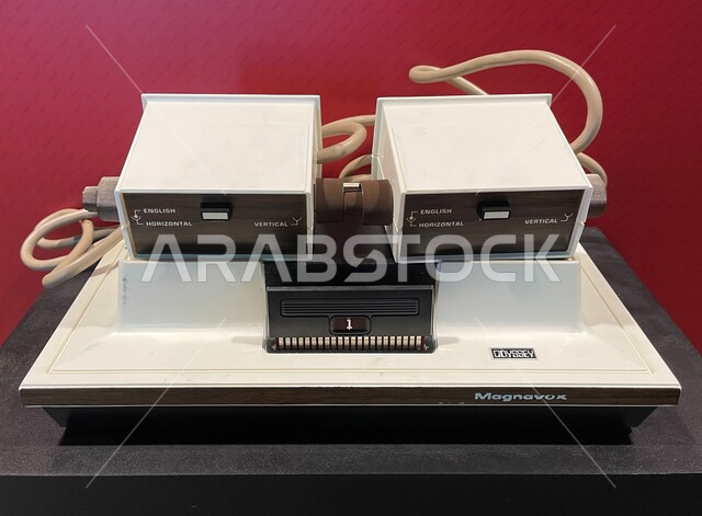 الإختراعات التقنية القديمة، صورة مقربة لأول جهاز ألعاب إلكترونية، تاريخ الألعاب و الأجهزة الإلكترونية، الجهاز المشغل للعبة بونق القديمة مع أدوات التحكم، التحدي والمنافسة واللعب والترفيه، جيمز شبابية مسلية وممتعه