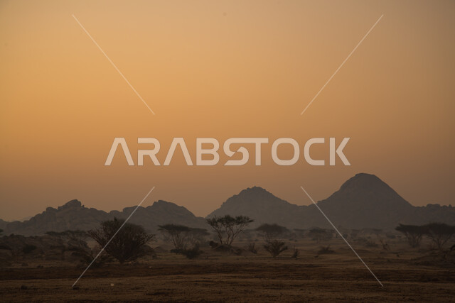 التكوينات والتشكيلات الصخرية وقت غروب الشمس، المناظر الصحراويه والطبيعه الجبليه في هضبة الصحراء في المملكة العربية السعودية, الحجارة الصخرية و التلال والهضاب في المناطق الجبلية, خلفية الطبيعه