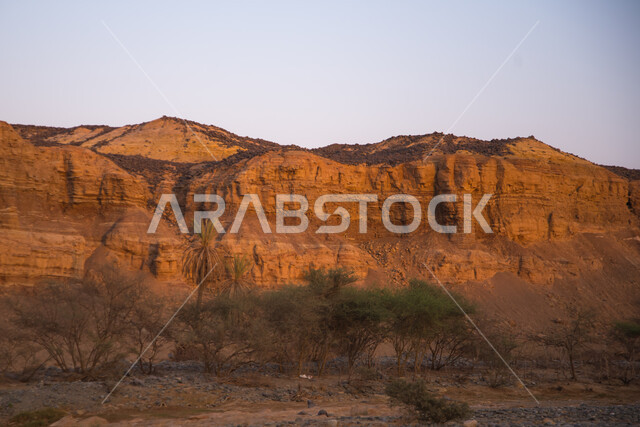 التكوينات والتشكيلات الصخرية في هضبة الصحراء وقت غروب الشمس، المناظر الصحراويه والطبيعه الجبليه في المملكة العربية السعودية, الحجارة الصخرية و التلال والهضاب في المناطق الجبلية, خلفية الطبيعه