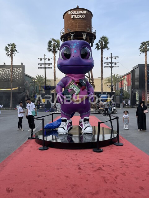 الشخصية الكرتونية الممثلة لموسم القيمرز ٨  في بوليفارد الرياض سيتي، تمثال لشخصية سحلية عملاقة لطيفة، أمكان سياحية مشهورة في المملكة العربية السعودية، قضاء الأوقات الممتعة في ممارسة الأنشطة الترفيهية، التحديات و المنافسات و اللعب مع الأصدقاء