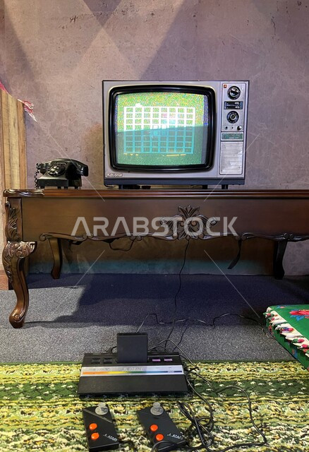 جلسة مسلية مع  جهاز الأتاري، التحديات و المنافسات بين العائلة و الأصدقاء، أجهزة الألعاب الإلكترونية القديمة، غرفة المعيشة في البيوت السعودية قديما، ذكريات من الماضي، قضاء الأوقات الممتعة في ممارسة الأنشطة الترفيهية، جيمز عائليه شبابيه