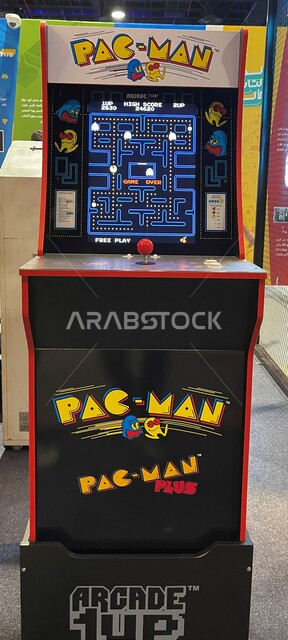 اللعب في صالات الألعاب الإلكترونية، ألعاب الأركيد القديمة المسلية، قضاء الأوقات الممتعة في ممارسة الأنشطة الترفيهية، اللعب والتحدي والمنافسة بين اللاعبين السعوديين الخليجيين، تاريخ الألعاب و الأجهزة التكنولوجية، جيمز شبابية حماسية