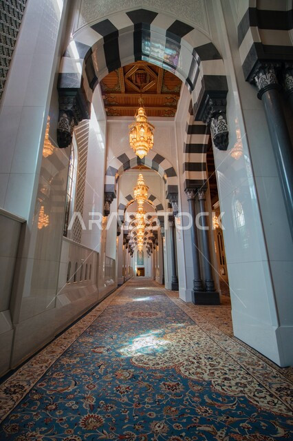 التصاميم والديكورات الداخلية لمسجد الشيخ زايد في مدينة أبو ظبي، الثريات والنجفات المعلقة في مسجد الشيخ زايد بن سلطان آل نهيان، الفن الهندسي المعماري للأماكن الدينية الإسلامية في الإمارات العربية المتحدة