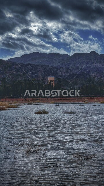 القمم والمرتفعات الجبلية الطبيعية، السماء الملبدة بالغيوم في فصل الشتاء، امواج بحرية هادئة في المناطق الطبيعية، خلفية الطبيعة