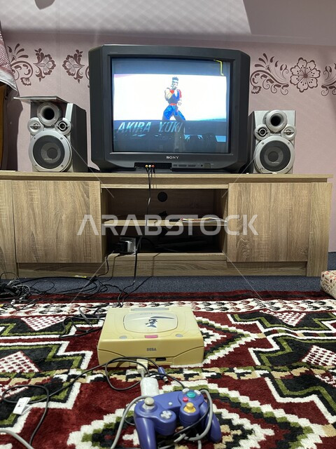 جلسة الألعاب الإكترونية القديمة، التحديات والقتالات مع العائلة و الأصدقاء، أجهزة اللعب و الترفيه، غرفة المعيشة في البيوت الخليجية قديما، جيمز عائلية مسلية، قضاء الأوقات الممتعة في الأنشطة الترفيهيه، ذكريات من الماضي 