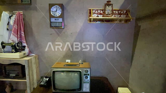 أثاث سعودي شعبي في غرفة جلوس عربية، أنتيكا وأجهزة من أيام الطيبين، شعبيات سعودية خليجية نادرة، صورة مقربة لغرفة معيشة قديمة.