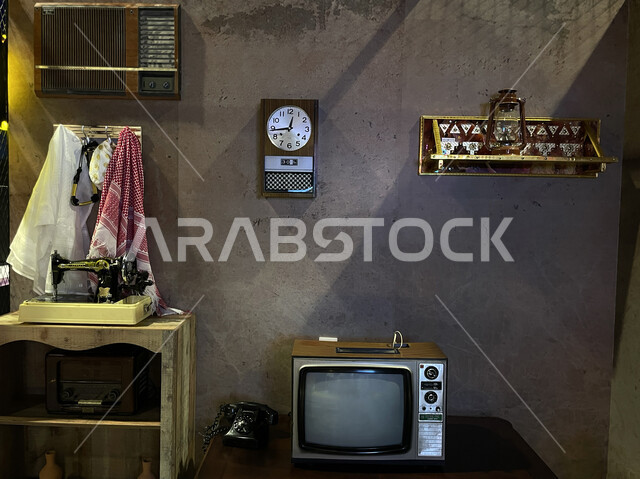 أجهزة وأنتيكا من أيام الطيبين، شعبيات سعودية خليجية نادرة، صورة مقربة لغرفة معيشة قديمة، أثاث سعودي شعبي في غرفة جلوس عربية