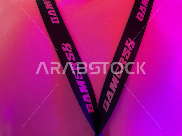 بادج اسود بعبارة قيمرز ٨، شريط حامل البطاقه التعريفيه لمنظمي موسم الجيمرز ٨ في بوليفارد الرياض، التنظيم و الاهتمام بفعاليات موسم الرياض، المنافسات و التحديات و اللعب مع الأصدقاء، ألعاب عائليه مسليه و أنشطة ترفيهية سياحية في المملكة العربية السعودية.