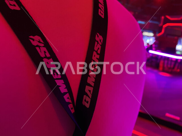 حامل بطاقه تعريفيه اسود بعبارة قيمرز ٨، شريط بادج  لمنظمي موسم الجيمرز ٨ في بوليفارد الرياض، التنظيم و الاهتمام بفعاليات موسم الرياض، المنافسات و التحديات و اللعب مع الأصدقاء، ألعاب عائليه مسليه و أنشطة ترفيهية سياحية في المملكة العربية السعودية.