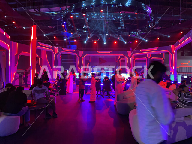 الجماهير والزوار في قسم الجيمينج، التسلية والترفيه بالألعاب الشبابية الحديثة، تحديث وتطوير الألعاب الإلكترونية في السعودية، موسم الجيمرز ٨ في بوليفارد الرياض، إندماج اللاعبين السعوديين الخليجيين في اللعب، منطقة التحديات والبطولات بين الاعبين