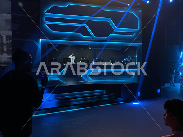 التسلية والترفيه بالألعاب الشبابية، إندماج وتركيز اللاعبين السعوديين الخليجيين في اللعب، تحديث وتطوير الألعاب الإلكترونية في السعودية، لاعبين محترفين أثناء التحديات والمنافسات النهائية في موسم الجيمرز ٨  في بوليفارد الرياض يجلسون في غرفة اللعب الخاصة