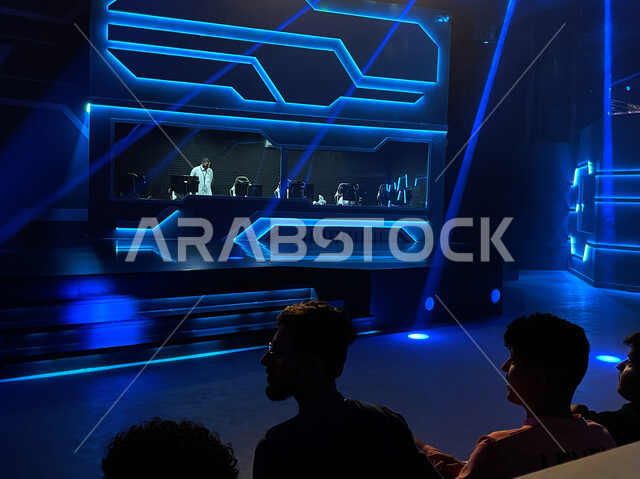 إندماج وتركيز اللاعبين السعوديين الخليجيين في اللعب، تحديث وتطوير الألعاب الإلكترونية في السعودية، لاعبين محترفين أثناء التحديات والمنافسات النهائية في موسم الجيمرز ٨  في بوليفارد الرياض يجلسون في غرفة اللعب الخاصة، التسلية والترفيه بالألعاب الشبابية