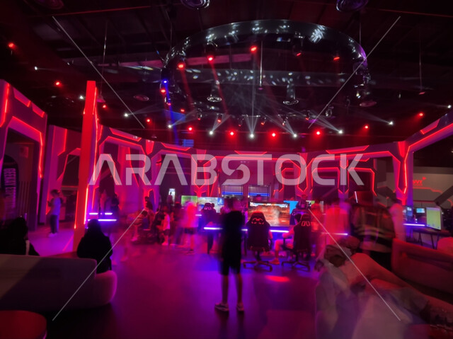 التسلية والترفيه بالألعاب الشبابية الحديثة، الجماهير والزوار في قسم الجيمينج، تحديث وتطوير الألعاب الإلكترونية في السعودية، موسم الجيمرز ٨ في بوليفارد الرياض، إندماج اللاعبين السعوديين الخليجيين في اللعب، منطقة التحديات والبطولات بين الاعبين