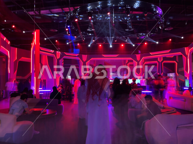 الزوار والجماهير في قسم الجيمينج، التسلية والترفيه بالألعاب الشبابية الحديثة، تحديث وتطوير الألعاب الإلكترونية في السعودية، موسم الجيمرز ٨ في بوليفارد الرياض، إندماج اللاعبين السعوديين الخليجيين في اللعب، منطقة التحديات والبطولات بين الاعبين