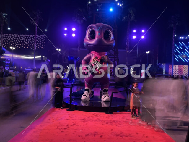 المتعه والترفيه بمشاهدة المجسمات الكرتونية الحديثه في موسم الجيمرز ٨، تقنيات وتكنولوجيا متطورة، مجسم لديناصور صغير باللون البنفسجي في بوليفارد الرياض سيتي، أنشطة ترفيهية وأماكن جذب سياحية في السعودية