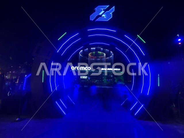 البوابه الدائريه الزرقاء المضيئه بالنيون الازرق في البوليفارد، الدخول الى النافوره الملونه عبر بوابه الجيمرز 8 في منتزه البوليفارد في الرياض، التحديات والمنافسات واللعب مع الأصدقاء، ألعاب عائليه مسليه وأنشطة ترفيهية، أماكن ترفيه وتسلية سياحية في السعودية.