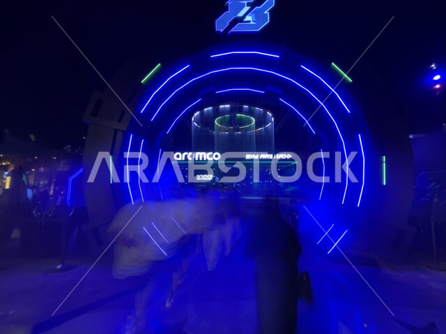  الدخول الى النافوره الملونه عبر البوابه الدائريه الزرقاء في منتزه البوليفارد في الرياض التحديات والمنافسات واللعب مع الأصدقاء، ألعاب عائليه مسليه وأنشطة ترفيهية، أماكن ترفيه وتسلية سياحية في السعودية، بوابه الجيمرز 8 المضيئه بالنيون الازرق في البوليفارد.