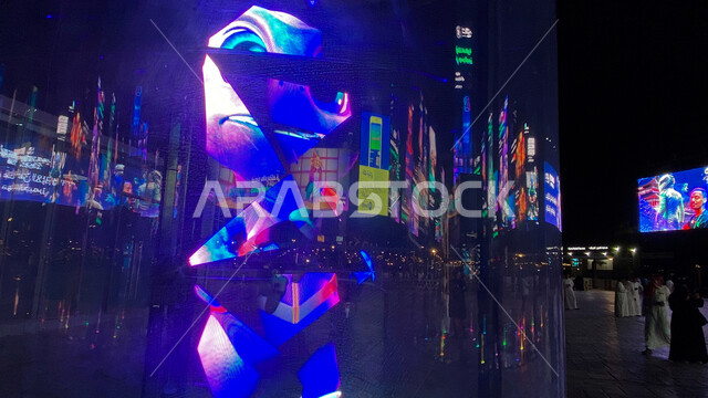 تقنيات وتكنولوجيا متطورة، المتعه والترفيه بمشاهدة المجسمات الإلكترونية الحديثه في موسم الجيمرز ٨، مجسم هولوجرامي ثلاثي الأبعاد متحرك لديناصور صغير باللون البنفسجي في بوليفارد الرياض سيتي، أنشطة ترفيهية وأماكن جذب سياحية في السعودية
