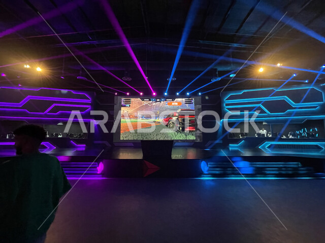 شاشات عرض المنافسات وبطولات الألعاب، صالات اللعب في موسم الجيمرز ٨  في بوليفارد الرياض سيتي، التحدي بين اللاعبين السعوديين الخليجيين في قسم التحديات (تشالينج زون)، تحديث وتطوير الألعاب الإلكترونية في السعودية، التسلية والترفيه بالألعاب الشبابية الحديثة.