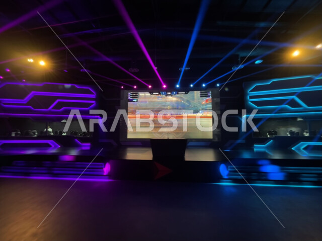 التحدي بين اللاعبين السعوديين الخليجيين في قسم التحديات (تشالينج زون)، شاشات عرض المنافسات وبطولات الألعاب، صالات اللعب في موسم الجيمرز ٨  في بوليفارد الرياض سيتي، تحديث وتطوير الألعاب الإلكترونية في السعودية، التسلية والترفيه بالألعاب الشبابية الحديثة.