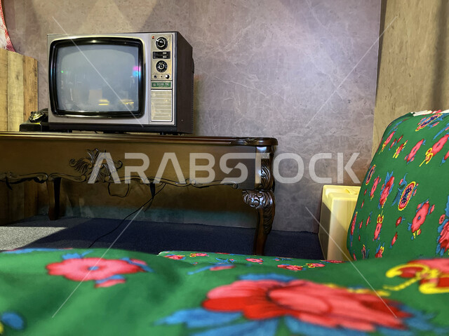 أجهزة وأنتيكا من أيام القدم ، شعبيات سعودية خليجية نادرة، صورة مقربة لغرفة معيشة قديمة في منطقة جيل الطيبين في منتزه البوليفارد في الرياض، أثاث سعودي شعبي في غرفة جلوس عربية.