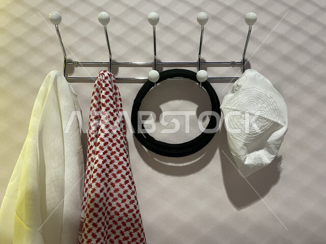 مقطتفات من المنازل الخليجية القديمة، تاريخ و حضارة سعودية أصيله، صورة مقربة  للزي السعودي الشعبي التقليدي على الطراز القديم في البيوت الشعبيه، الغتره والشماغ المعلق على الجدار, أنتيكا من زمن الطيبين  