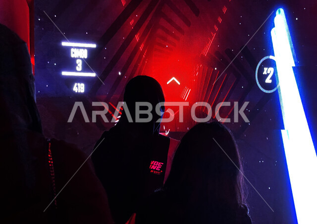 جيمز شبابيه تفاعليه في موسم الجيمرز 8 في بوليفارد الرياض سيتي، صوره ظليه لمجموعه من الزوار يستمتعون بلعبة (بيت سايبر) في منطقة التحديات (تشالينج زون), الألعاب الإلكترونيه ثلاثية الأبعاد المتطوره, ممارسة الأنشطة الترفيهية السياحية، جذب السياح إلى السعودية