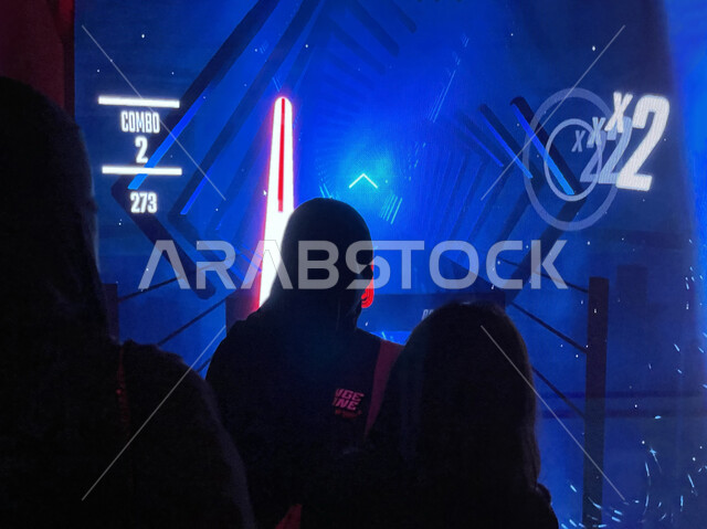 ممارسة الأنشطة الترفيهية السياحية، صوره ظليه لمجموعه من الزوار يستمتعون بلعبة (بيت سايبر) في منطقة التحديات (تشالينج زون), الألعاب الإلكترونيه ثلاثية الأبعاد المتطوره, جيمز شبابيه تفاعليه في موسم الجيمرز 8 في بوليفارد الرياض سيتي، جذب السياح إلى السعودية