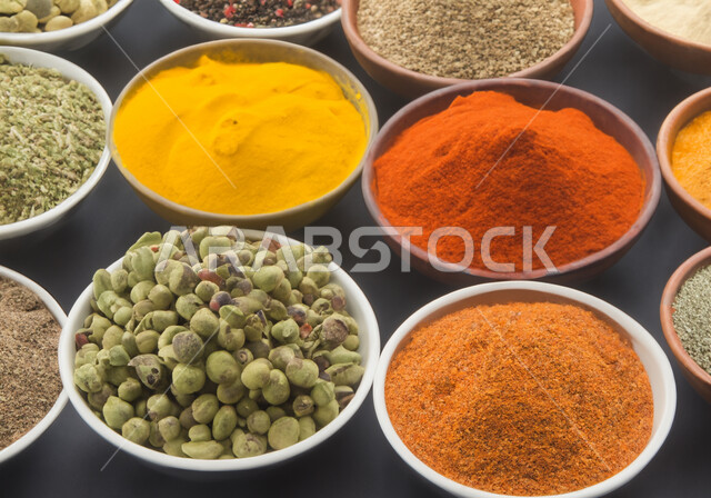 سوق البهارة والعطور، صورة مقربة لمجموعة من أطباق التوابل المنوعة، محلات بيع البهار في الأسواق الشعبية